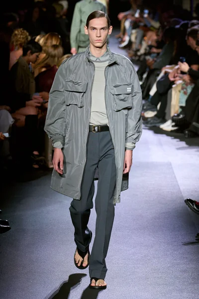 Look 25